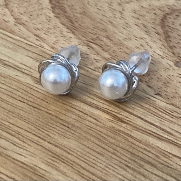 pearl knot stud earrings NEW post back delicate - Picture 3 of 8